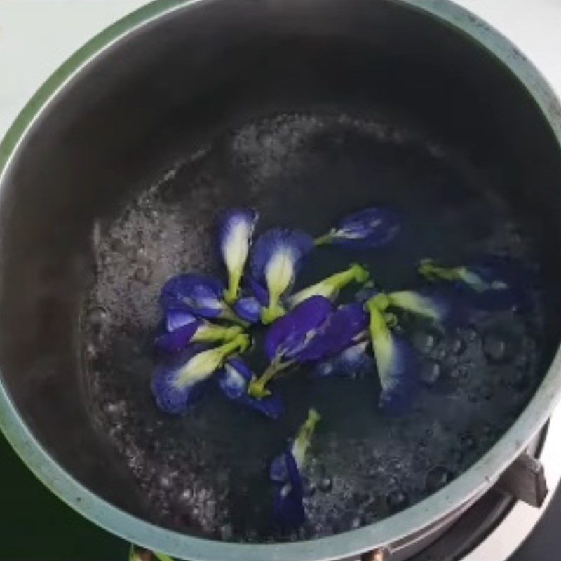 Step 1 Cooking butterfly pea flowers for Butterfly Pea Tapioca Pearls using Tapioca Flour