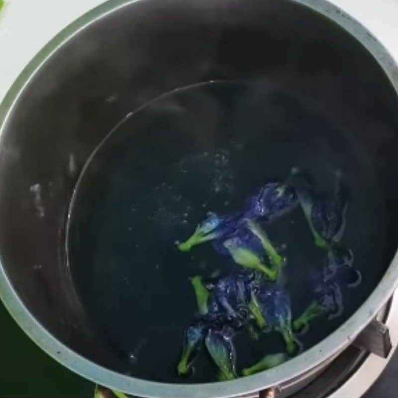 Step 1 Cooking butterfly pea flowers for Butterfly Pea Tapioca Pearls using Tapioca Flour