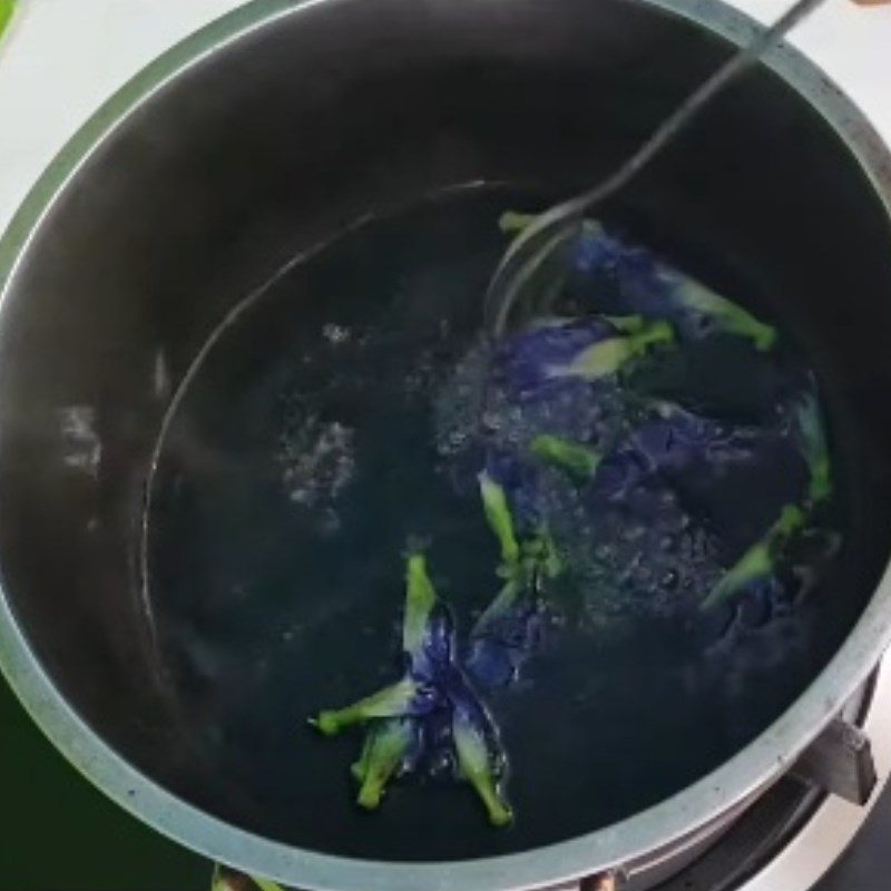 Step 1 Cooking butterfly pea flowers for Butterfly Pea Tapioca Pearls using Tapioca Flour