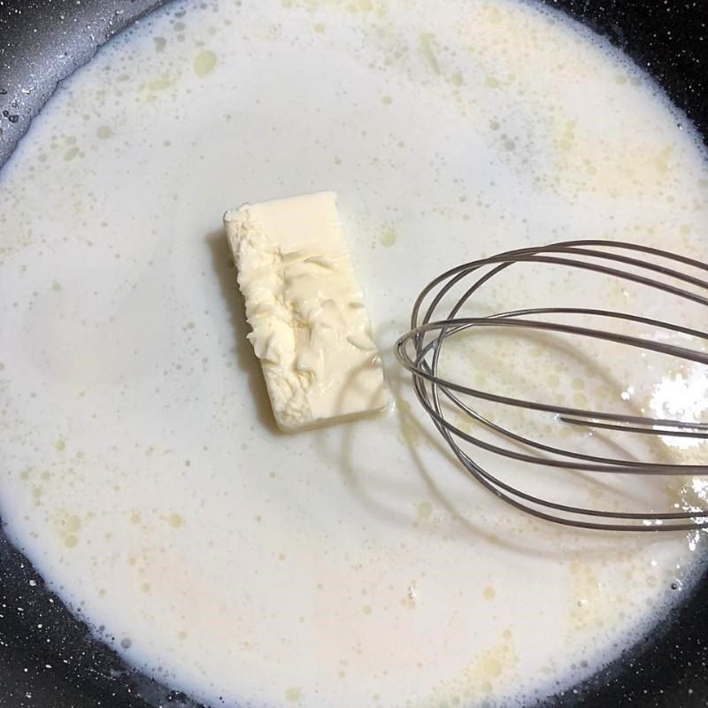 Step 1 Cook the dough mixture for Korean Black Sesame Bread (recipe shared by a user)