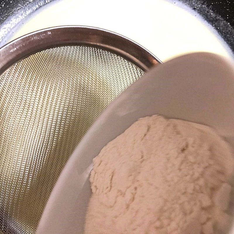 Step 1 Cook the dough mixture for Korean Black Sesame Bread (recipe shared by a user)