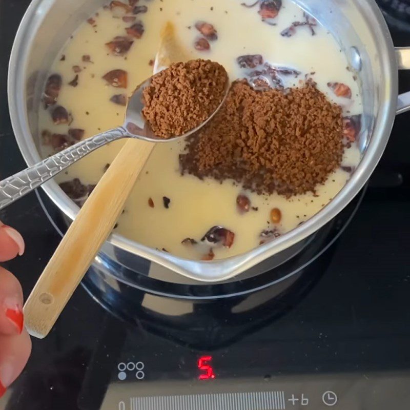 Step 2 Cook the coconut milk cacao mixture for the steamed gan cake