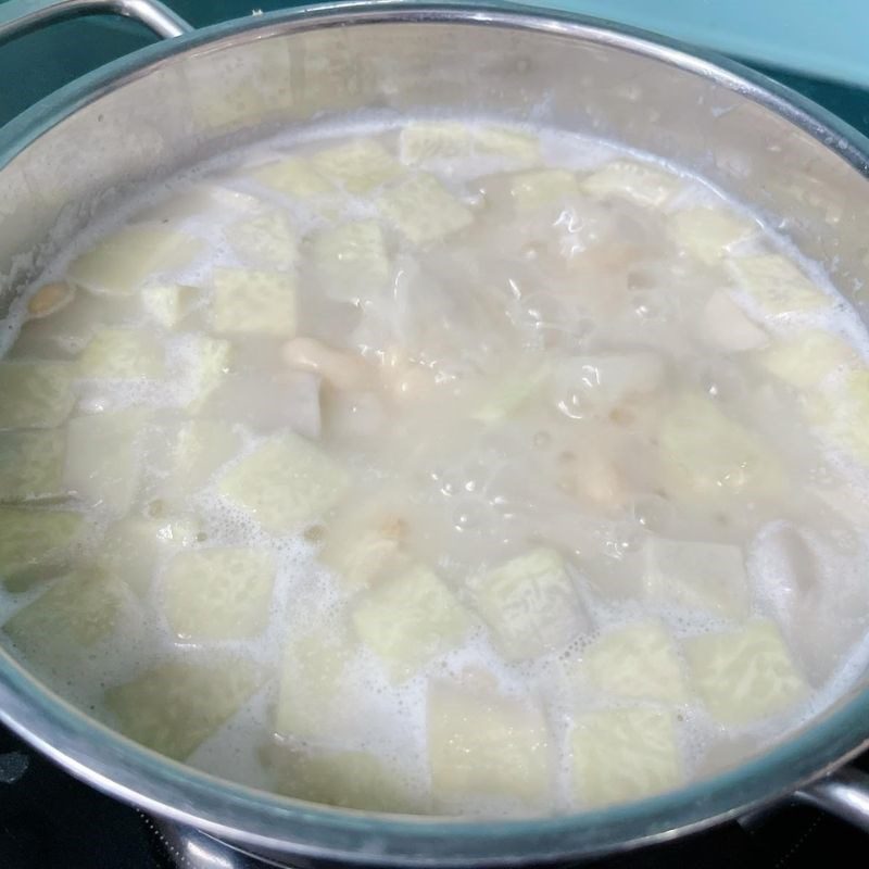 Step 3 Cook the white bean mixture with taro Taro and white bean dessert with grated coconut