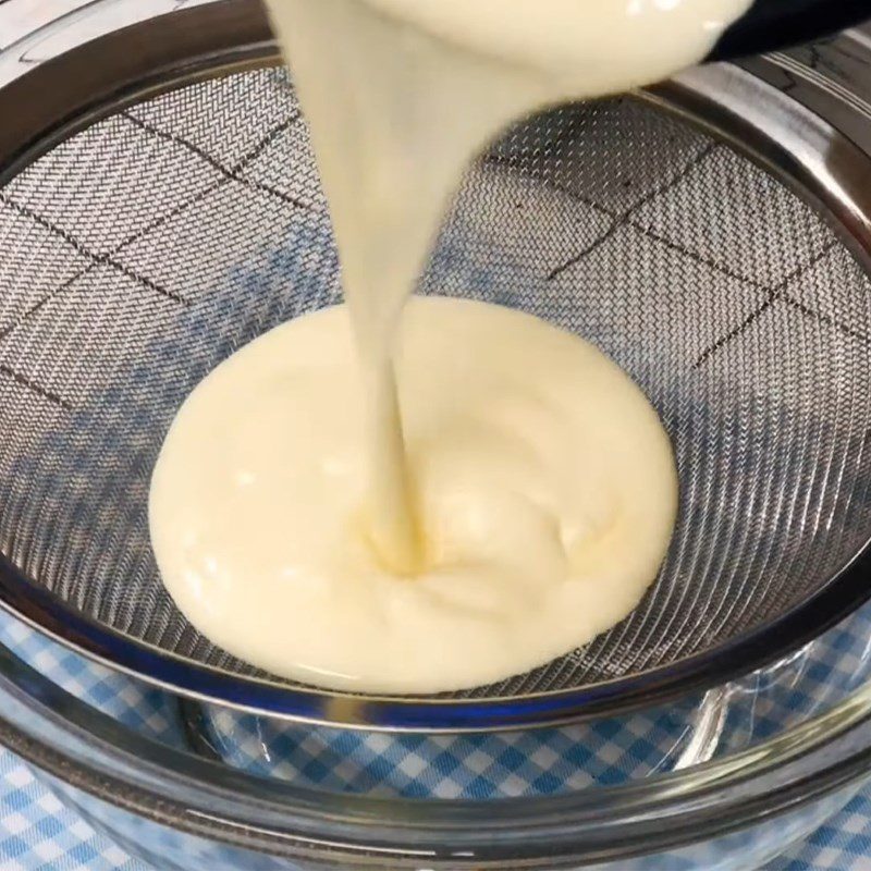 Step 1 Cook the cream mixture for salted egg ice cream bars