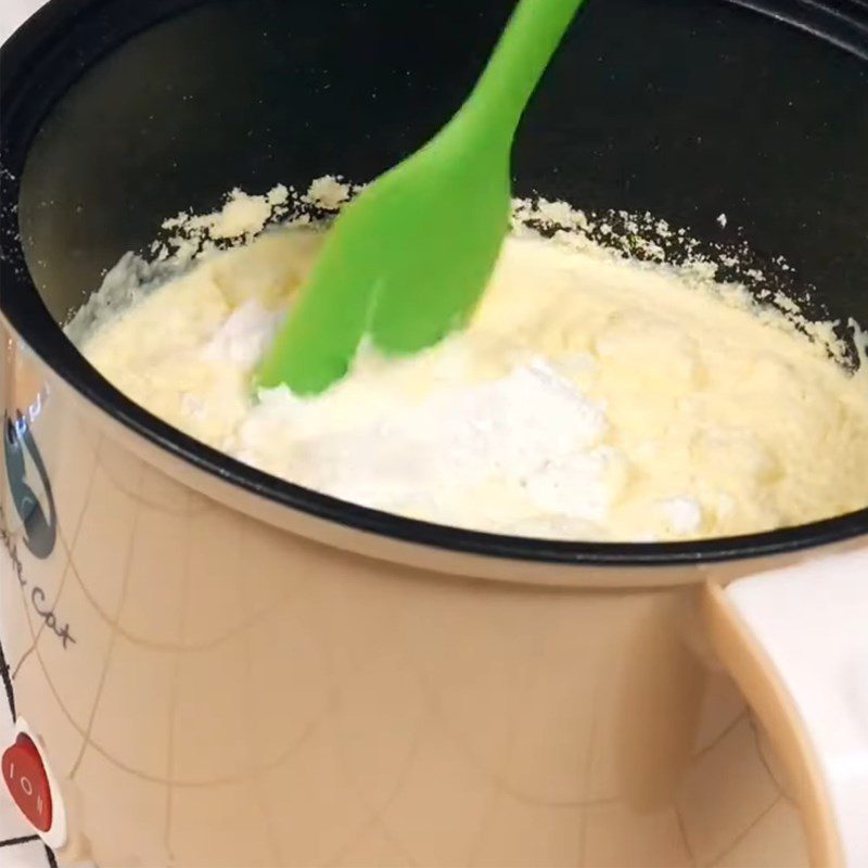 Step 1 Cook the cream mixture for salted egg ice cream bars