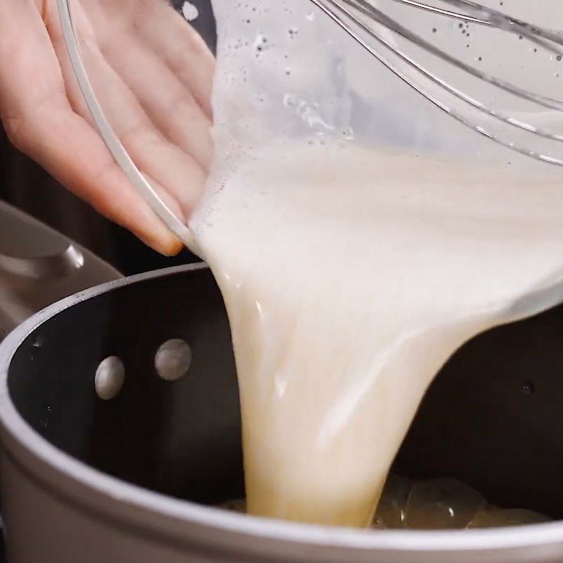 Step 3 Cooking the mixture of milk, eggs, cornstarch Cream cheese whipped cream using a blender