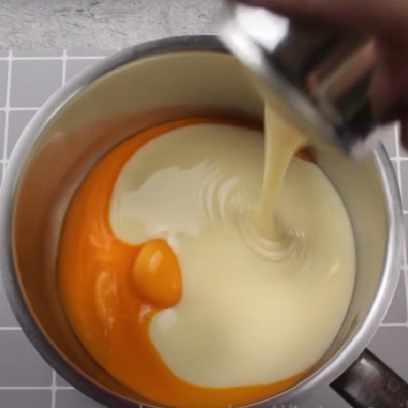 Step 2 Cook the egg milk mixture with gelatin for caramel flan