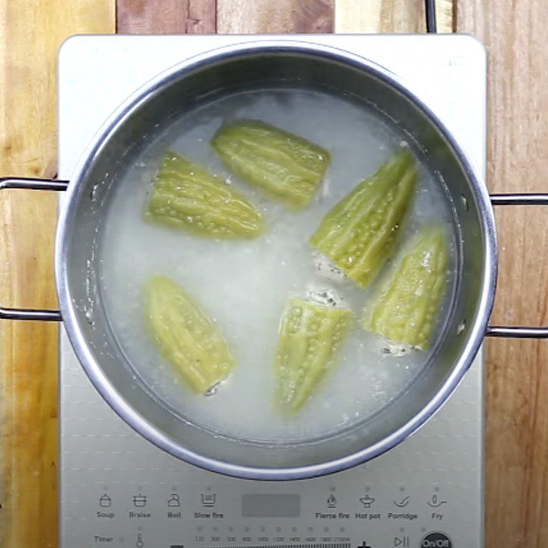 Step 3 Cook the bitter melon Bitter melon soup stuffed with meat