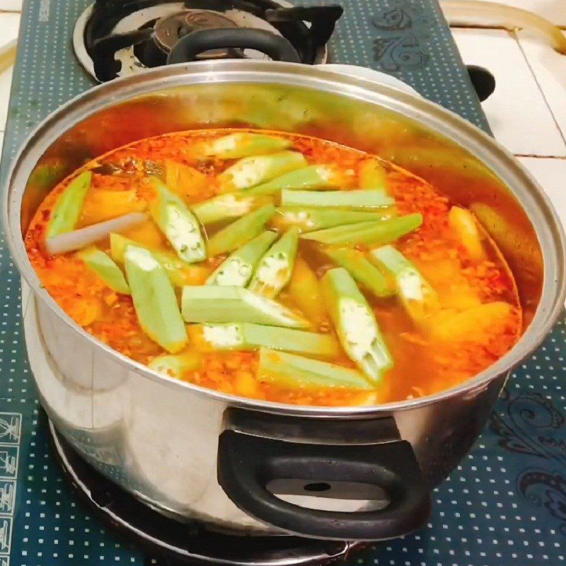 Step 3 Cooking hot pot Sour and spicy snakehead fish hot pot