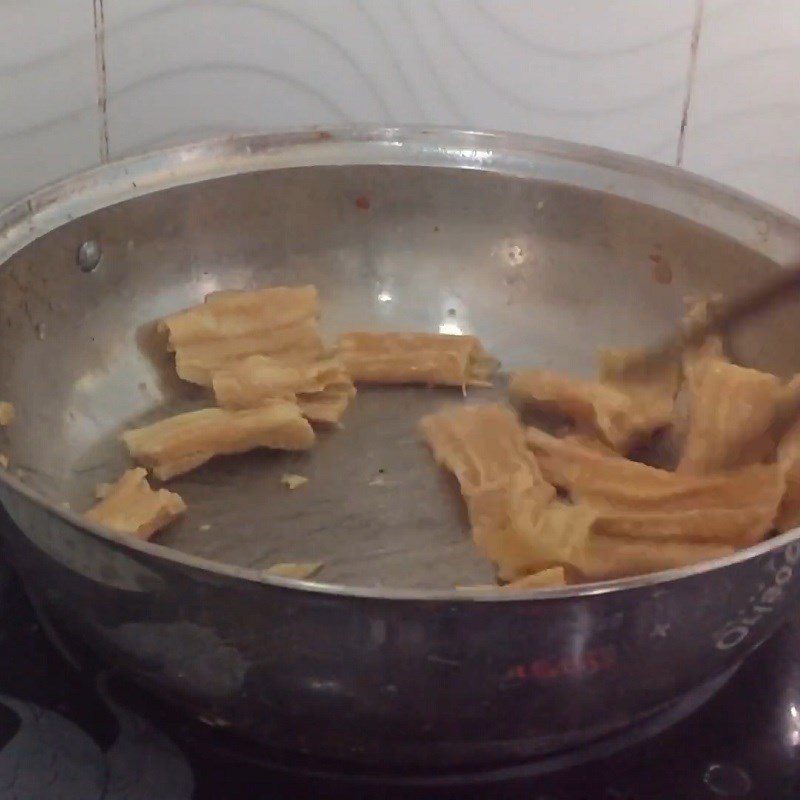 Step 2 Stir-fry mushrooms and tofu skin for vegetarian goat hotpot