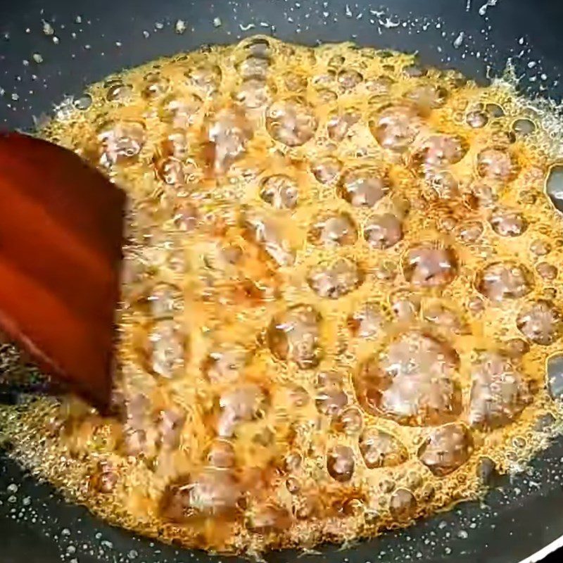 Step 3 Cooking malt syrup Brown rice candy with sesame