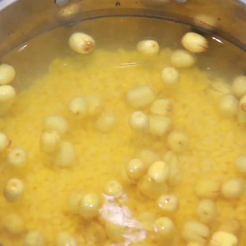 Step 2 Cook the mung beans and lotus seeds until soft Lotus Seed Snow Fungus Sweet Soup