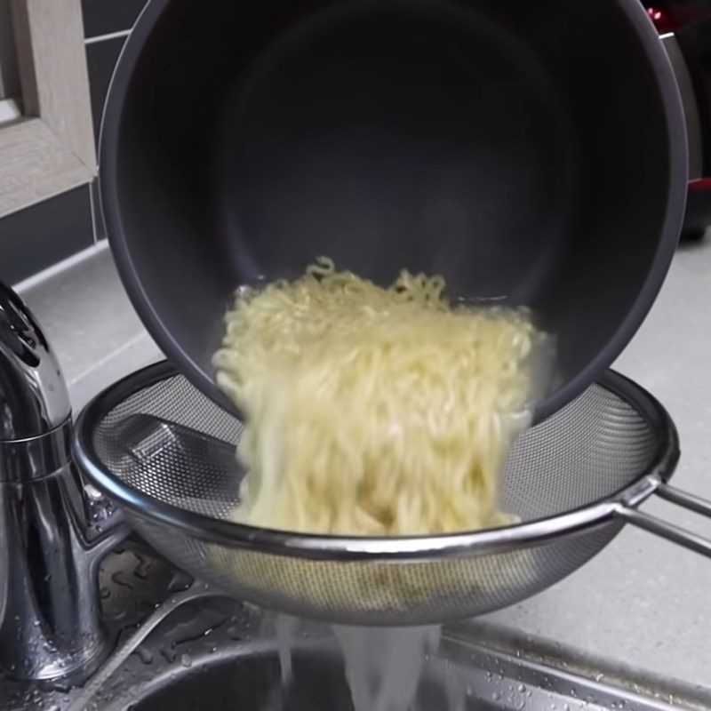 Step 2 Cook the noodles Spicy Samyang Noodles with eggs