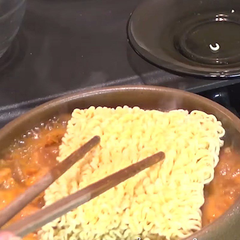 Step 3 Cook Kimchi Noodles Spicy and Sour Kimchi Noodles