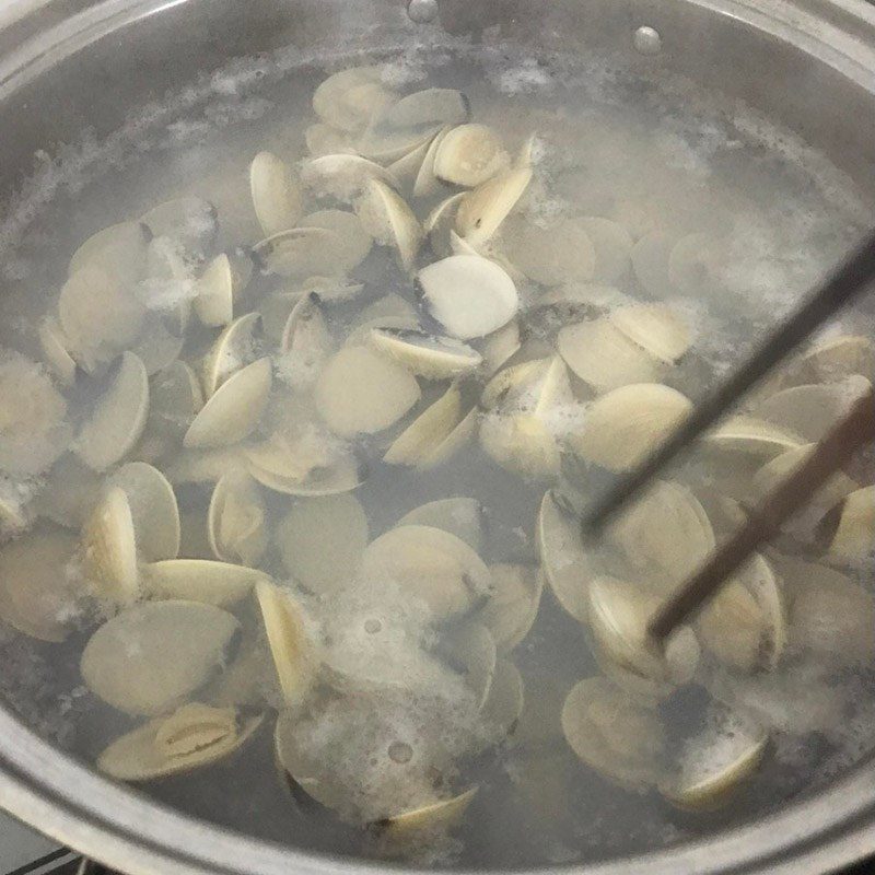 Step 2 Cook the dish for Sweet Vegetable Clam Soup (recipe shared by a user)