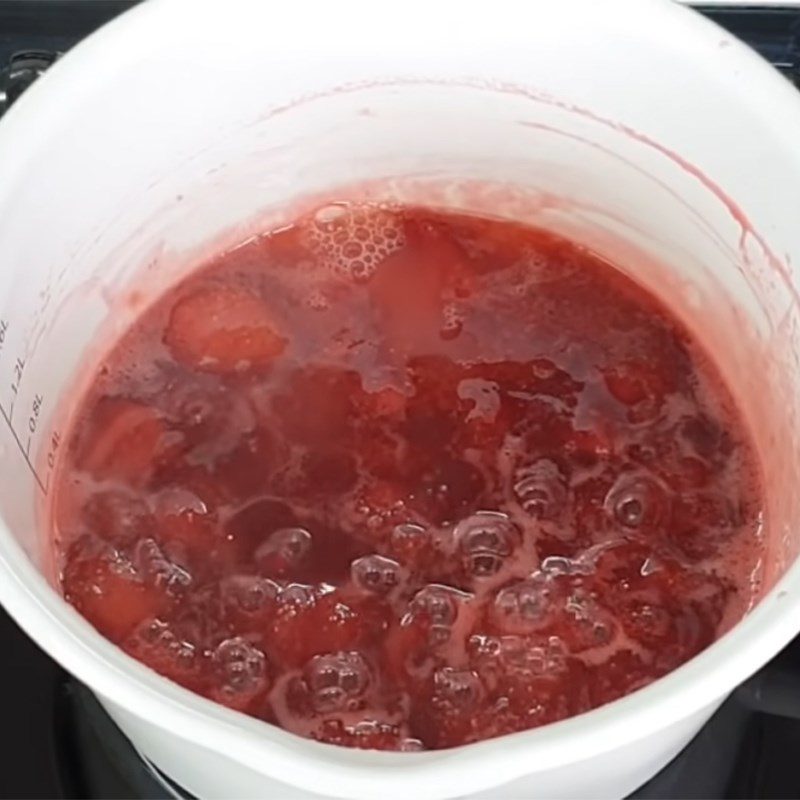 Step 3 Cook strawberry jam Fruit tart with a basket shape