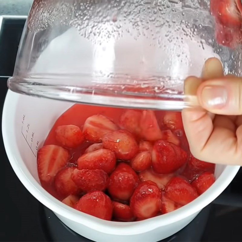 Step 3 Cook strawberry jam Fruit tart with a basket shape