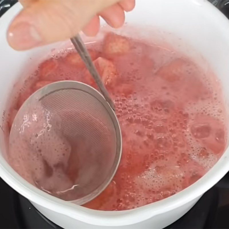 Step 3 Cook strawberry jam Fruit tart with a basket shape