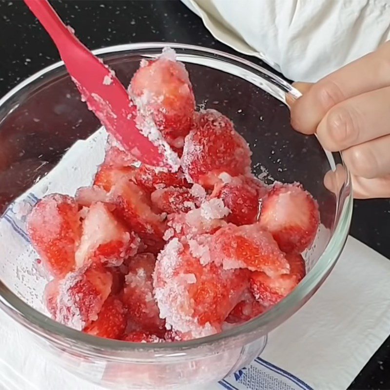 Step 3 Cook strawberry jam Fruit tart with a basket shape