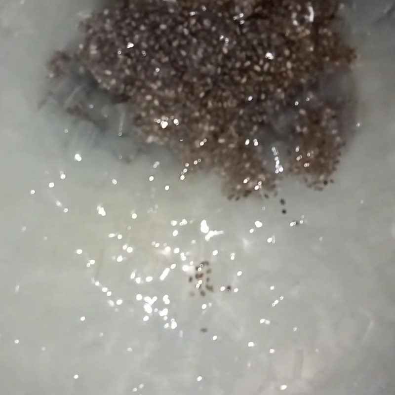 Step 3 Cook aloe vera with rock sugar and butterfly pea flowers, aloe vera, chia seeds, butterfly pea flowers