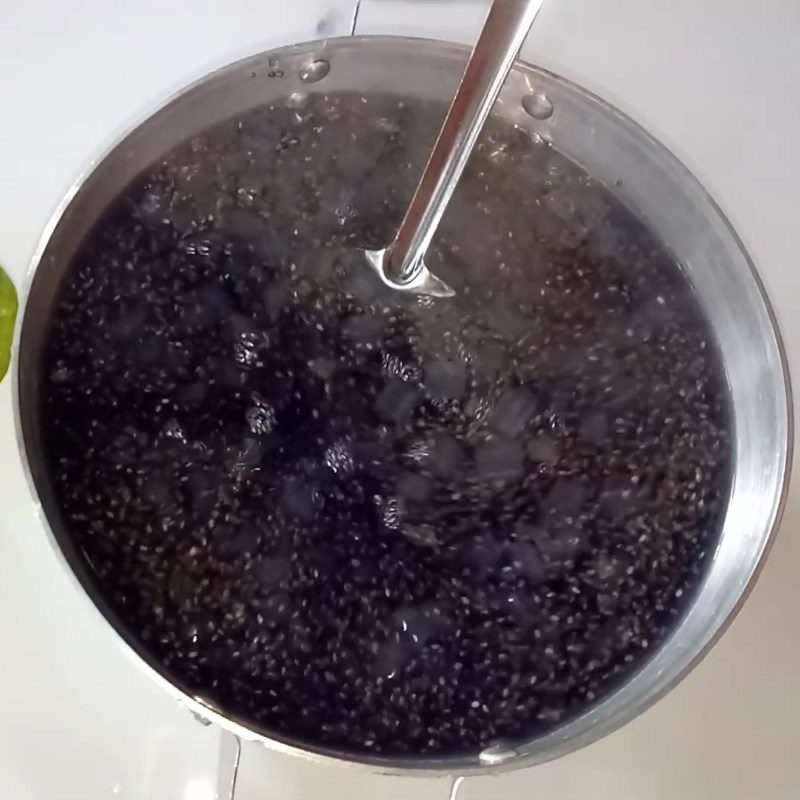 Step 3 Cook aloe vera with rock sugar and butterfly pea flowers, aloe vera, chia seeds, butterfly pea flowers