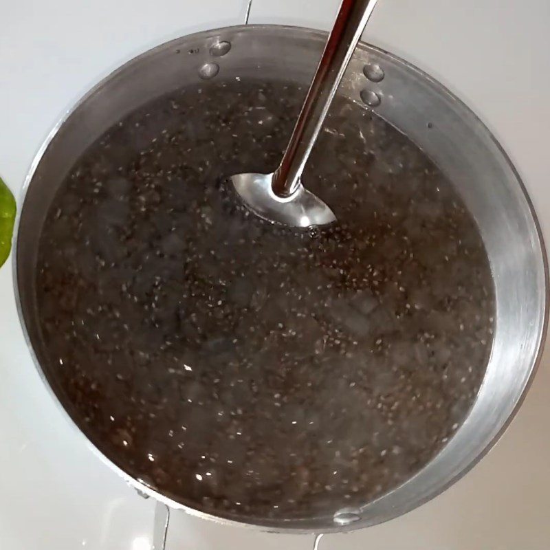 Step 3 Cook aloe vera with rock sugar and butterfly pea flowers, aloe vera, chia seeds, butterfly pea flowers
