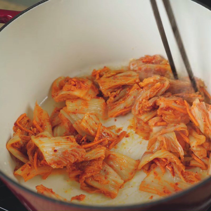 Step 4 Cook the kimchi soup for salmon head kimchi soup