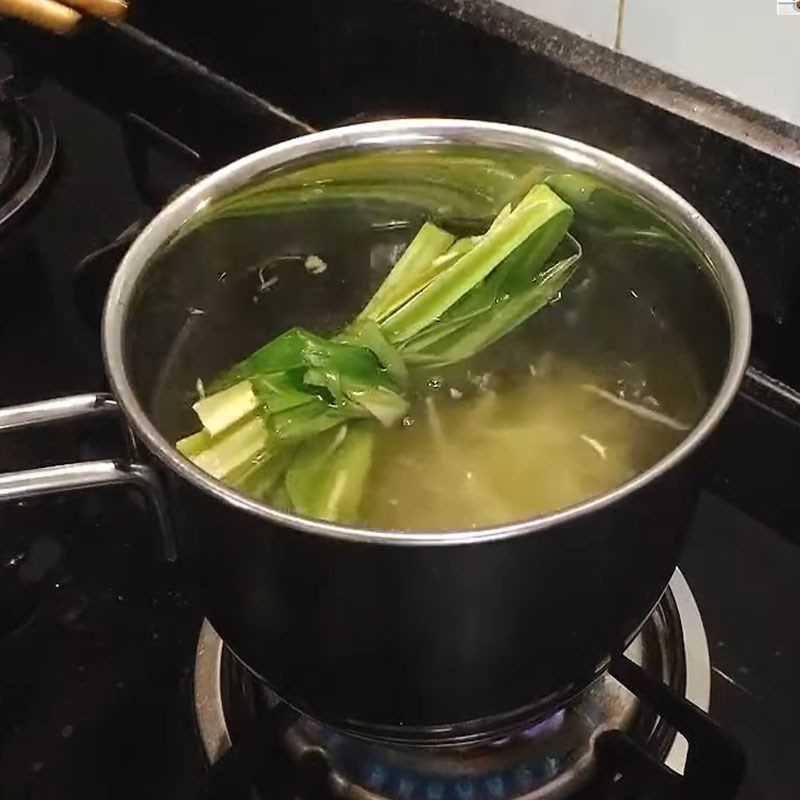 Step 5 Cooking the sweet soup for mung bean rice cakes