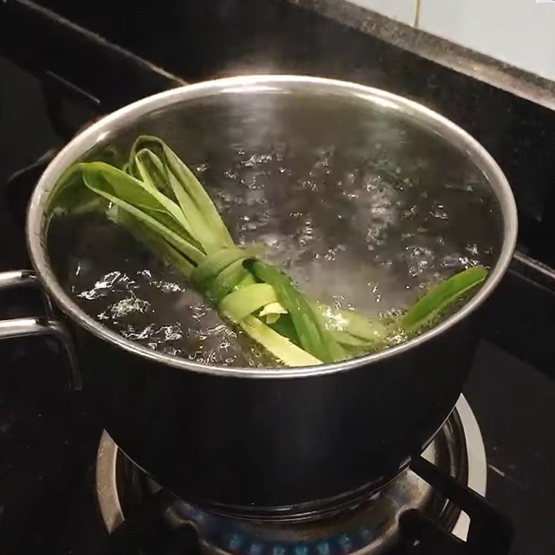 Step 5 Cooking the sweet soup for mung bean rice cakes