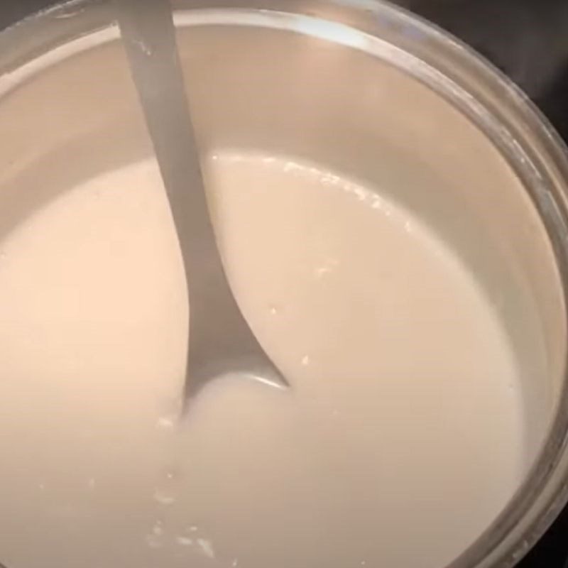 Step 6 Cooking coconut milk for pandan leaf sticky rice cake with mung bean filling