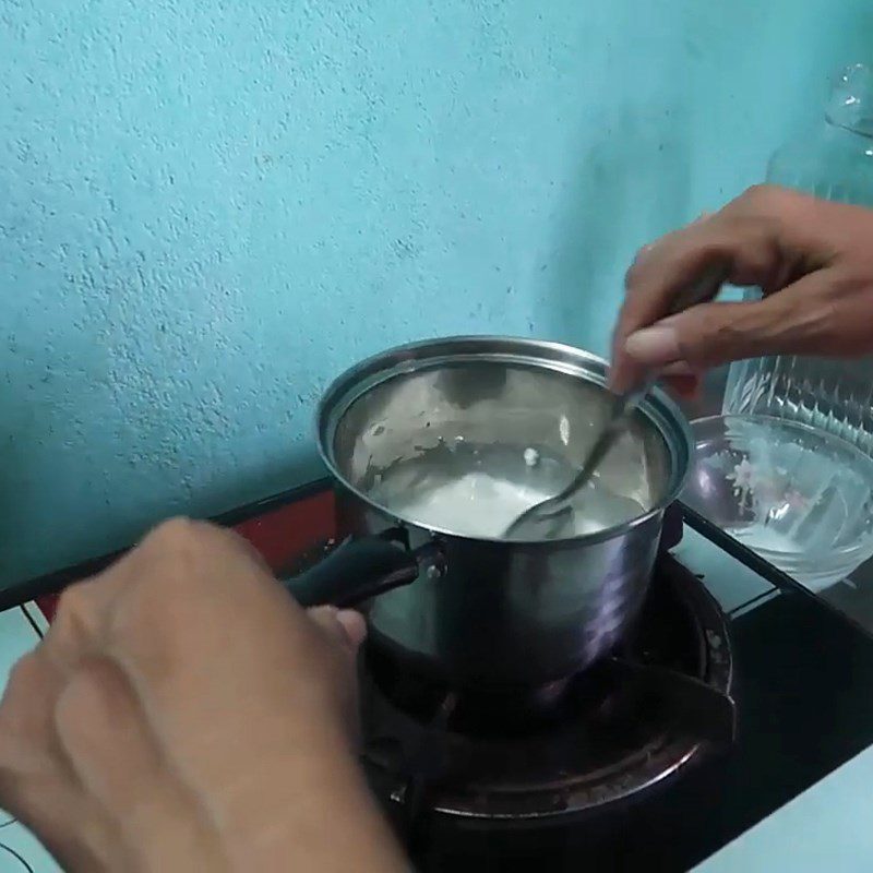 Step 4 Cooking coconut milk Black sesame sweet soup with coconut milk