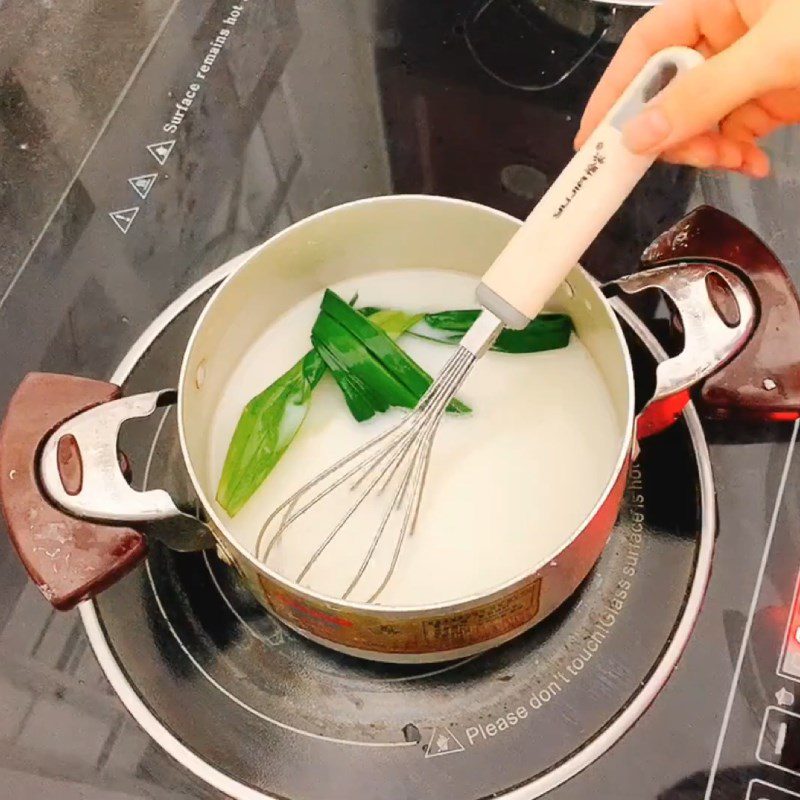 Step 7 Cooking coconut milk for dessert Chinese pork jelly coconut milk