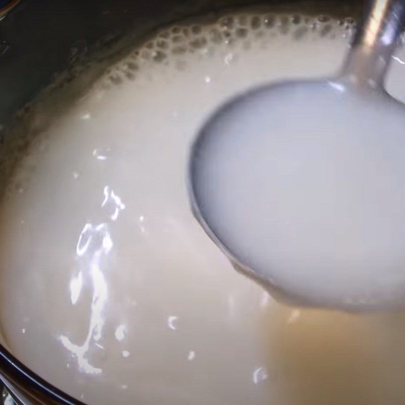 Step 7 Cook coconut milk, sugar water and finish Five-color floating rice cake