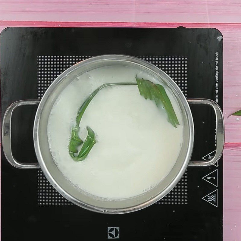 Step 5 Cook the coconut milk and finish the pandan leaf dumplings without filling