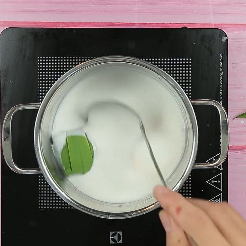 Step 5 Cook the coconut milk and finish the pandan leaf dumplings without filling