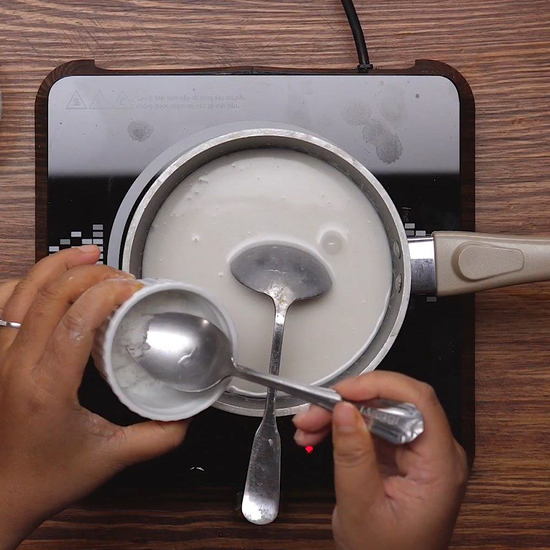 Step 5 Cooking coconut milk with tapioca flour Bamboo shoot cake with pre-mixed flour