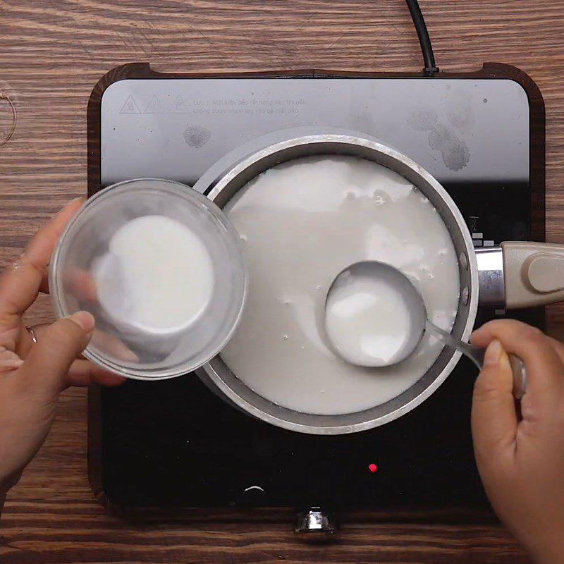 Step 5 Cooking coconut milk with tapioca flour Bamboo shoot cake with pre-mixed flour