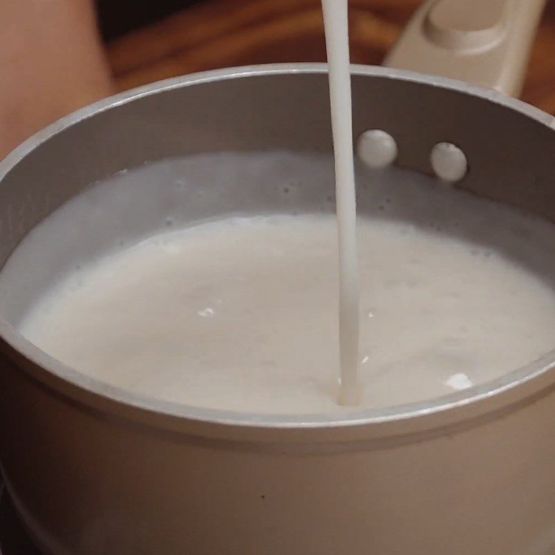 Step 5 Cooking coconut milk with tapioca flour Bamboo shoot cake with pre-mixed flour