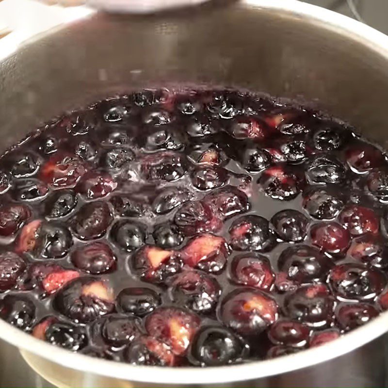 Step 4 Cook fruit syrup for coconut milk jelly