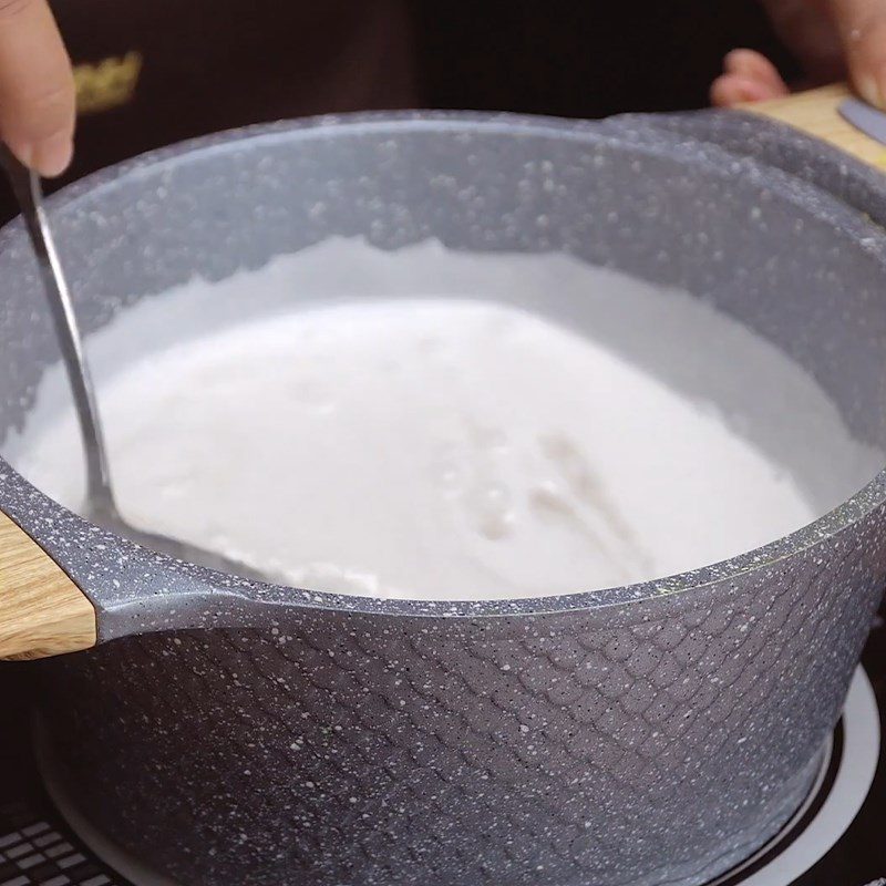 Step 3 Cook coconut water Tre root cake made from pre-mixed flour