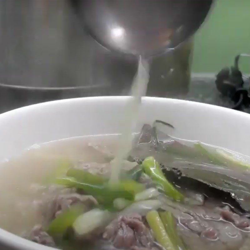 Step 3 Cooking the broth for beef vermicelli