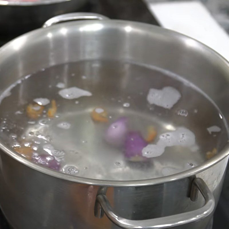 Step 3 Cook the broth for snakehead fish noodle soup