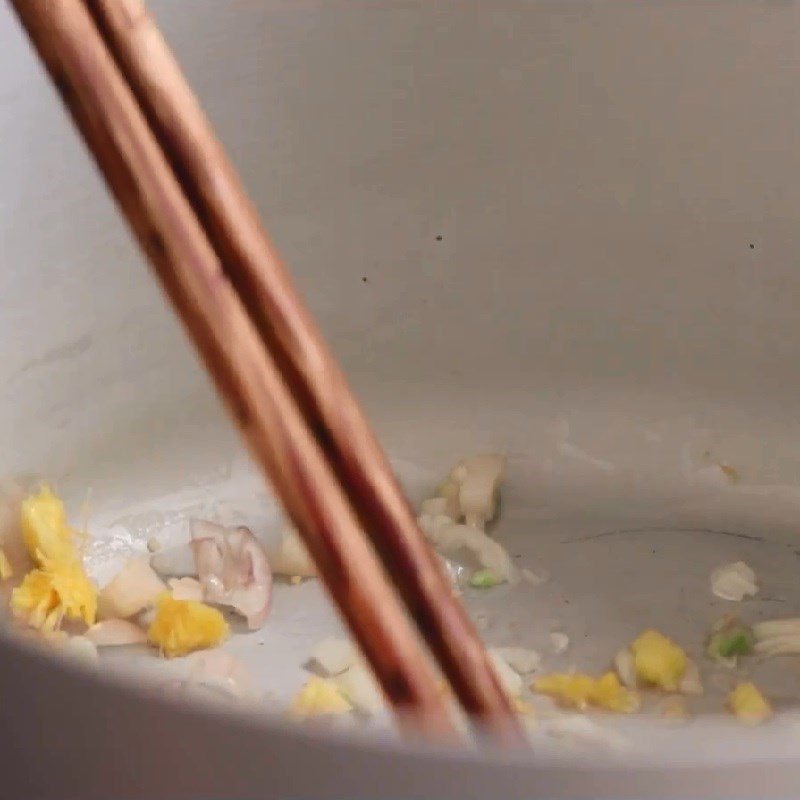 Step 3 Cook the broth Vegetarian lotus root noodles