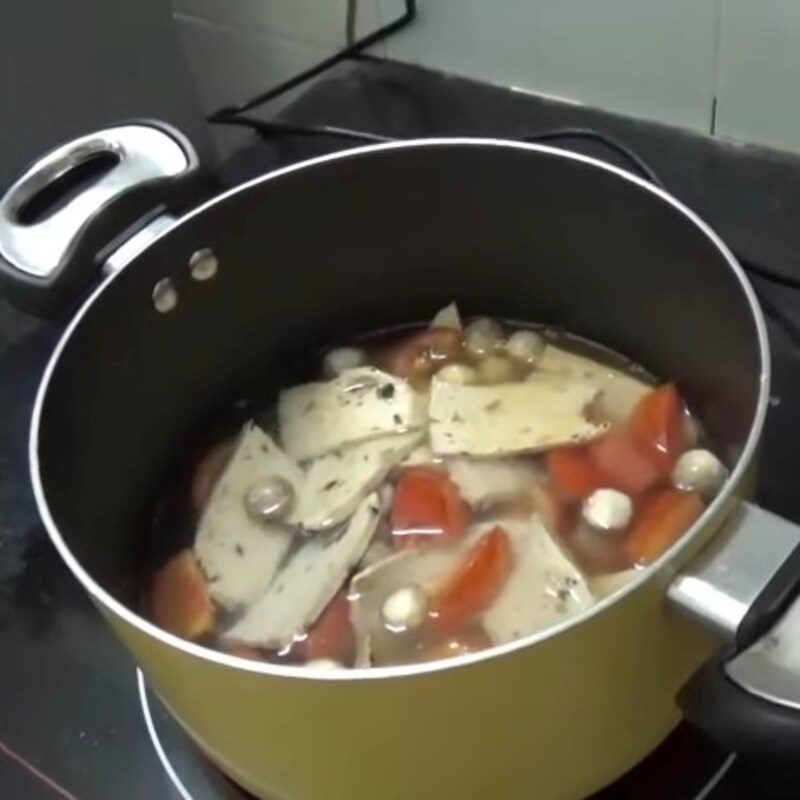 Step 3 Cooking the broth for vegetarian fish cake noodle soup from pre-made fish cake