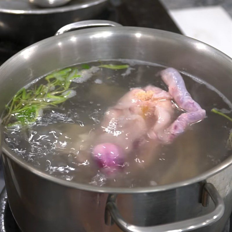 Step 3 Cook the broth for snakehead fish noodle soup