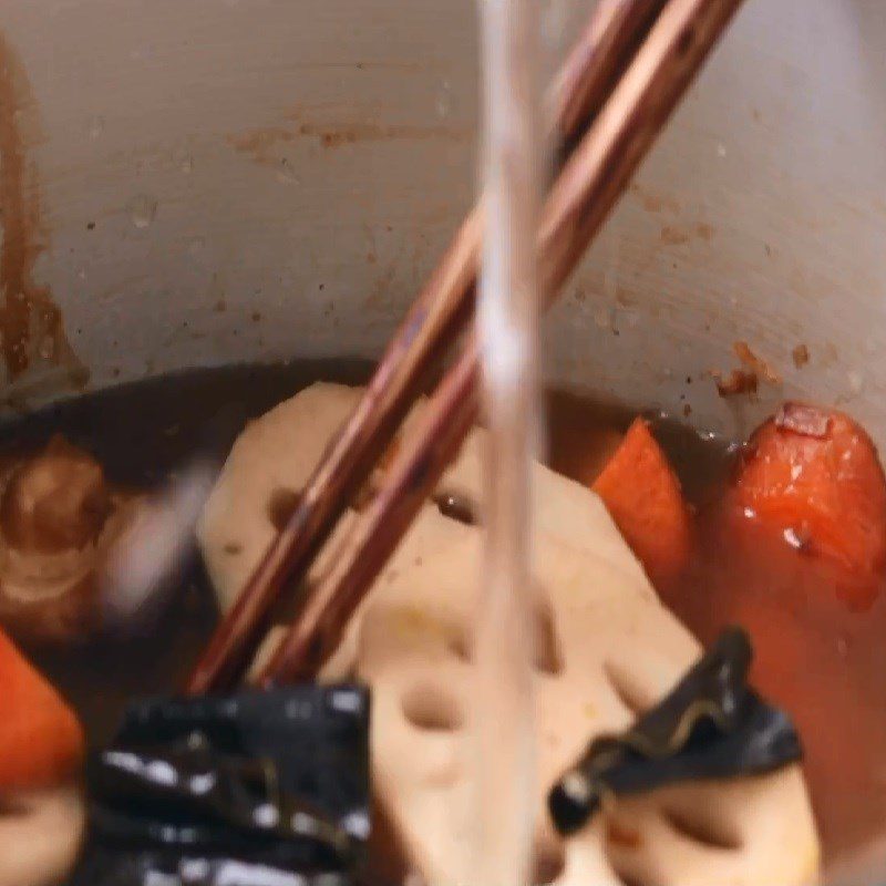 Step 3 Cook the broth Vegetarian lotus root noodles