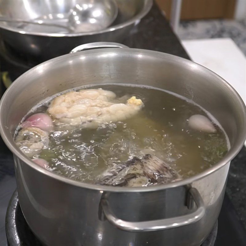 Step 3 Cook the broth for snakehead fish noodle soup