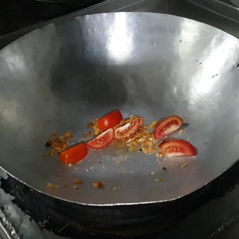 Step 3 Cook the broth for crab and water spinach hotpot