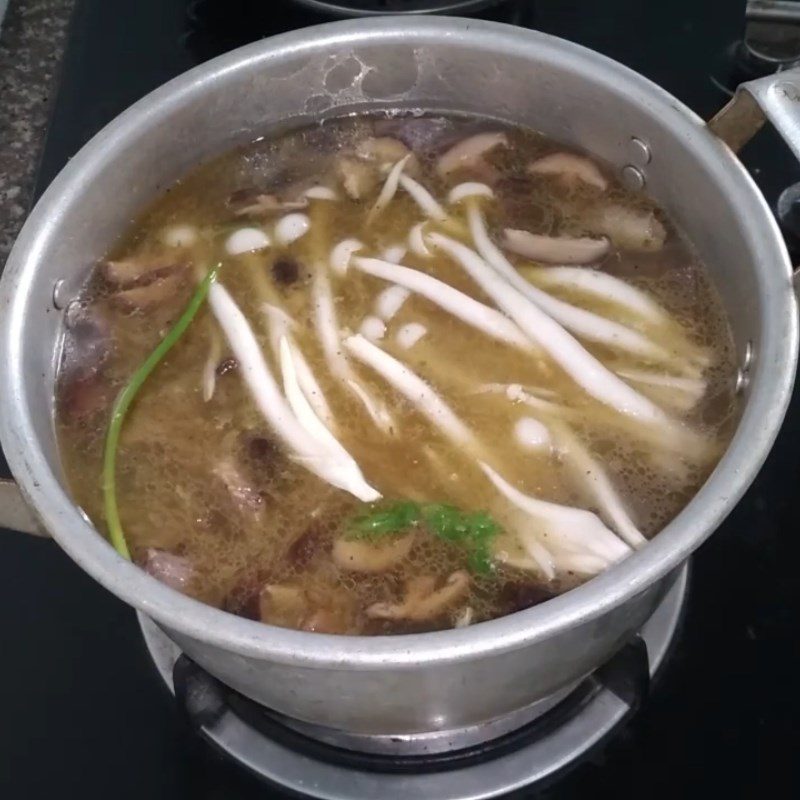 Step 5 Cooking the pigeon broth for vermicelli