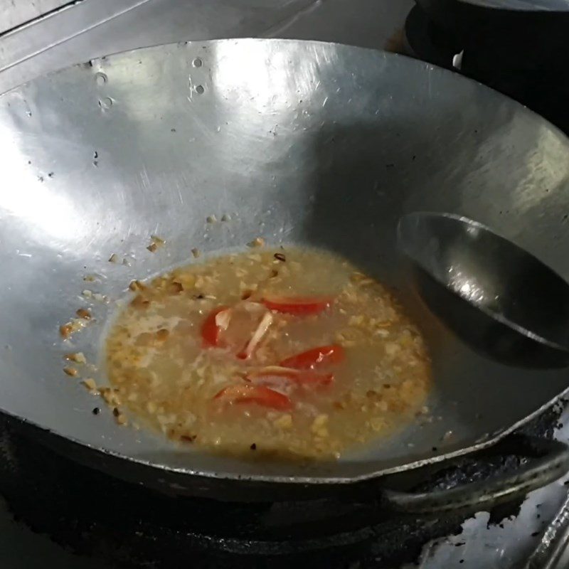 Step 3 Cook the broth for crab and water spinach hotpot